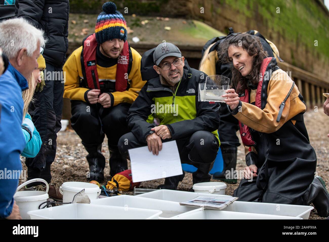Thames Water pesce indagine effettuata dalla Società Zoologica di Londra (ZSL) nell'estuario del Tamigi vicino a Greenwich, a sud-est di Londra, Regno Unito Foto Stock
