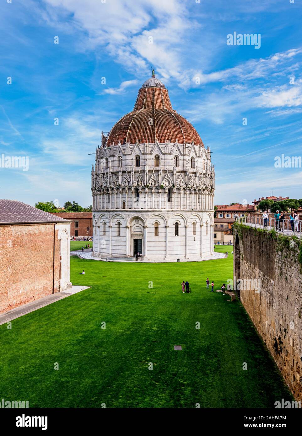 Battistero di San Giovanni, vista in elevazione, Piazza dei Miracoli a Pisa, Toscana, Italia Foto Stock
