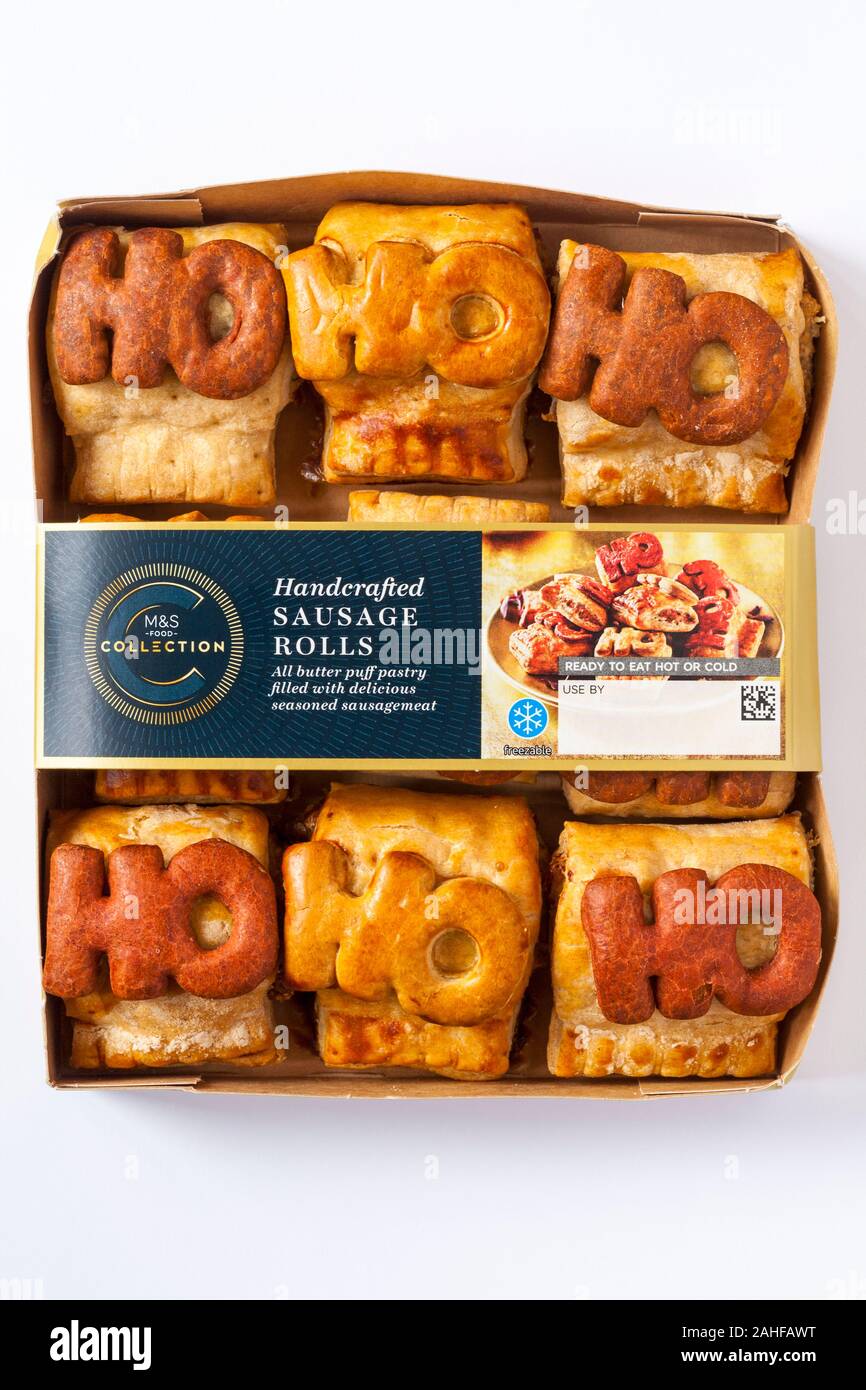 Pacchetto di M&S salsiccia artigianale rotoli isolati su sfondo bianco - Ho Ho Ho - guardando verso il basso a partire da sopra Foto Stock