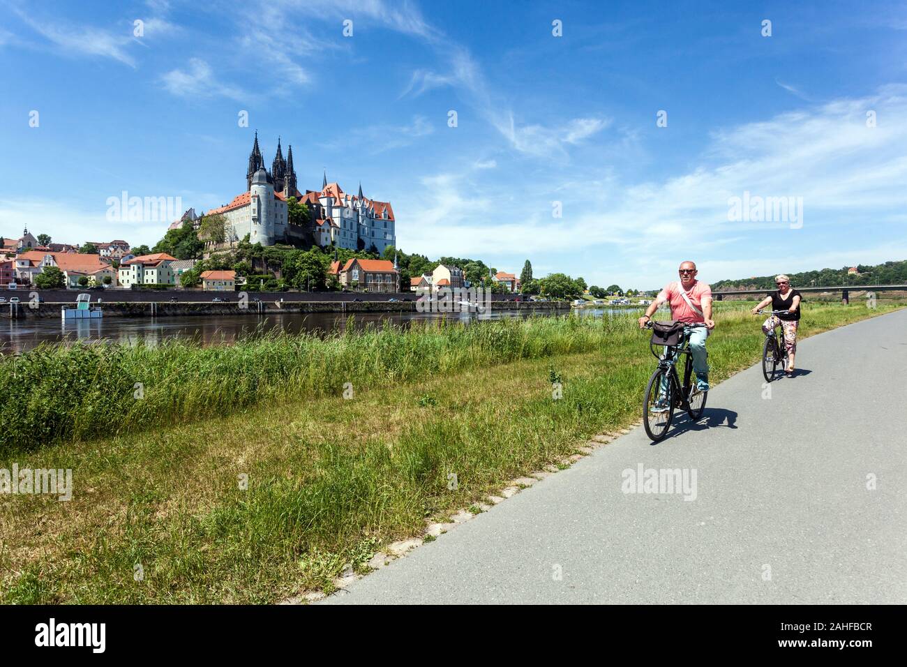 Tedesco anziani in bicicletta sulla pista ciclabile Germania lungo Elbe River bike Meissen Germania Castelli Sassonia Elberadweg percorso Foto Stock
