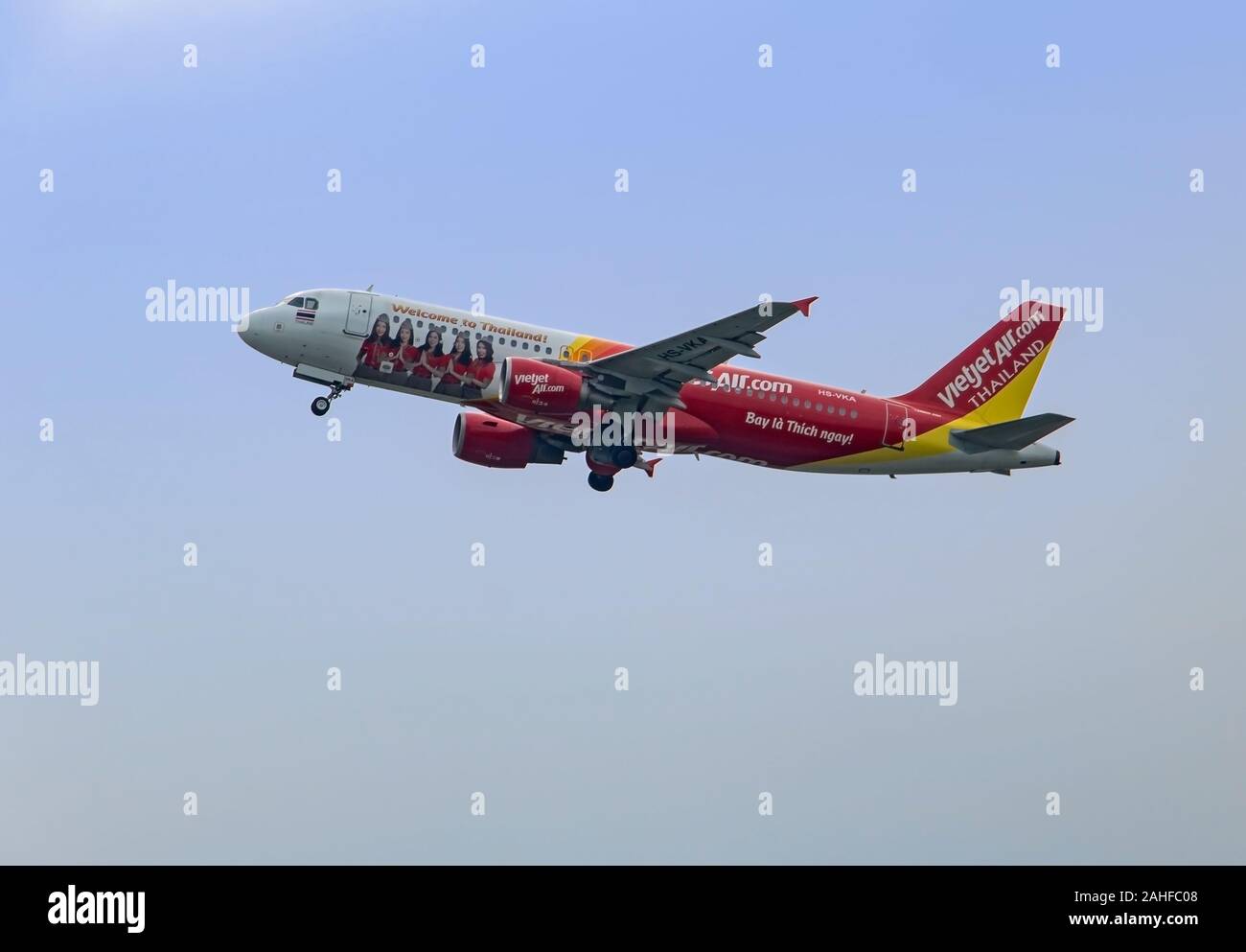 BANGKOK, Thailandia, Giu 03 2019, VietJet Air Airlines aereo vola nel cielo blu. Il piano vietnamita prende il largo e pull-nel telaio. Foto Stock