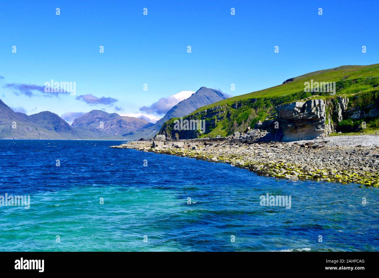 Elgol Beach e il Black Cuillin Hills. Foto Stock