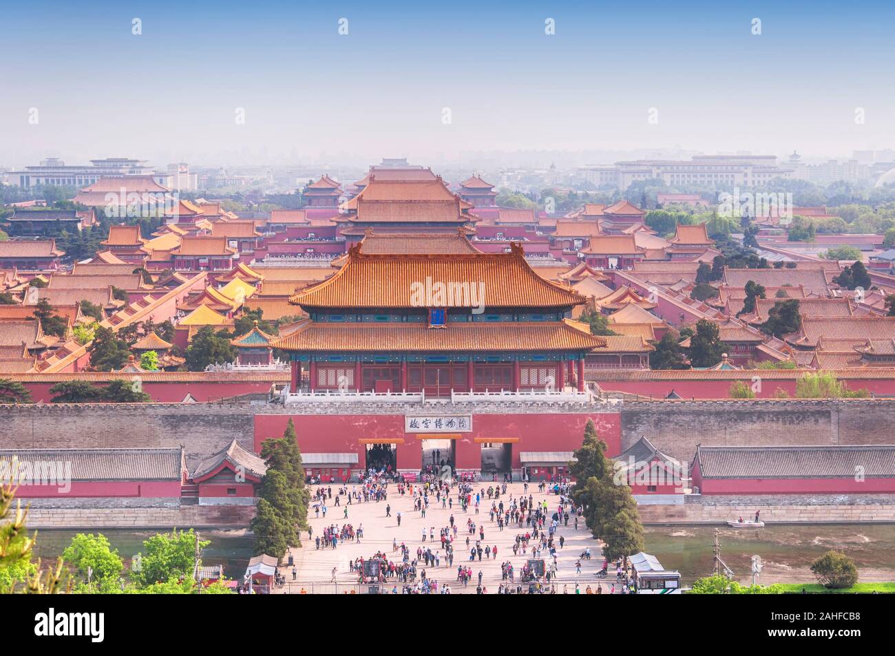 Pechino, Cina. Aprile 26, 2016. Una veduta aerea di molti edifici entro la Città Proibita di Pechino Cina come visto dal Parco Jingshan. Foto Stock Pechino, Cina. Aprile 26, 2016. Una veduta aerea di molti edifici entro la Città Proibita di Pechino Cina come visto dal Parco Jingshan. Foto Stock