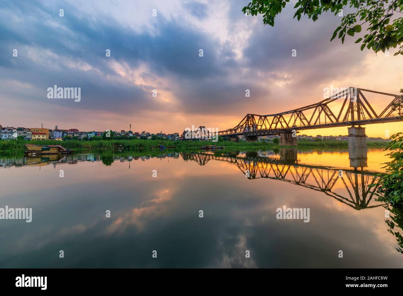 Bridge è il primo ponte in acciaio attraverso il Red River, costruita dai francesi (1898-1902), chiamato con il nome di abbaino al di sotto del nome del governatore generale di in Foto Stock