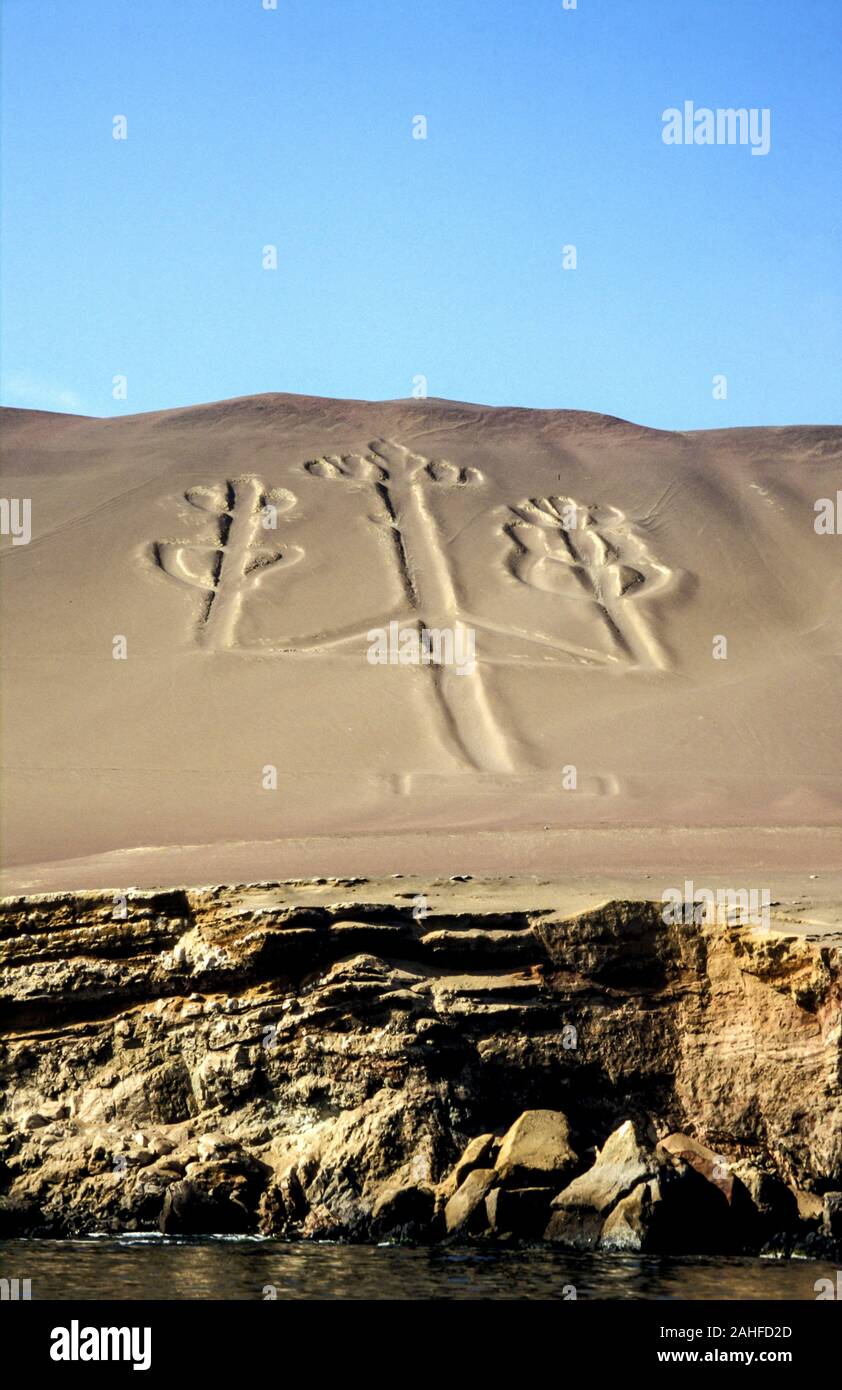 Vista aerea del candelabro forma. Le linee di Nazca sono un gruppo molto grandi geoglifi formata da avvallamenti o poco profonde incisioni praticate nel terreno o Foto Stock
