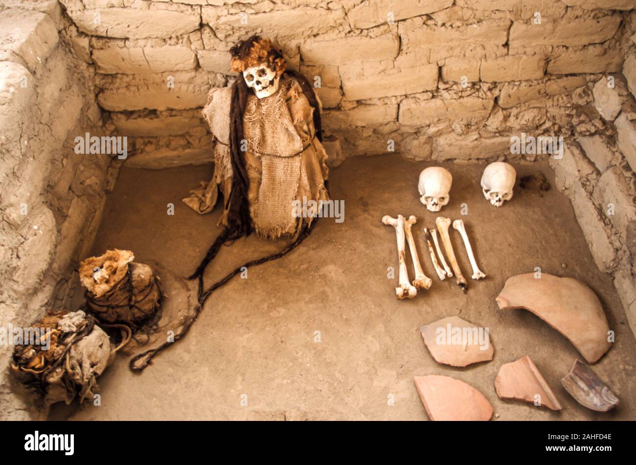Il cimitero di Chauchilla è un cimitero che contiene prehispanic mummificato resti umani e reperti archeologici, situato nel deserto 30 chilometri s Foto Stock