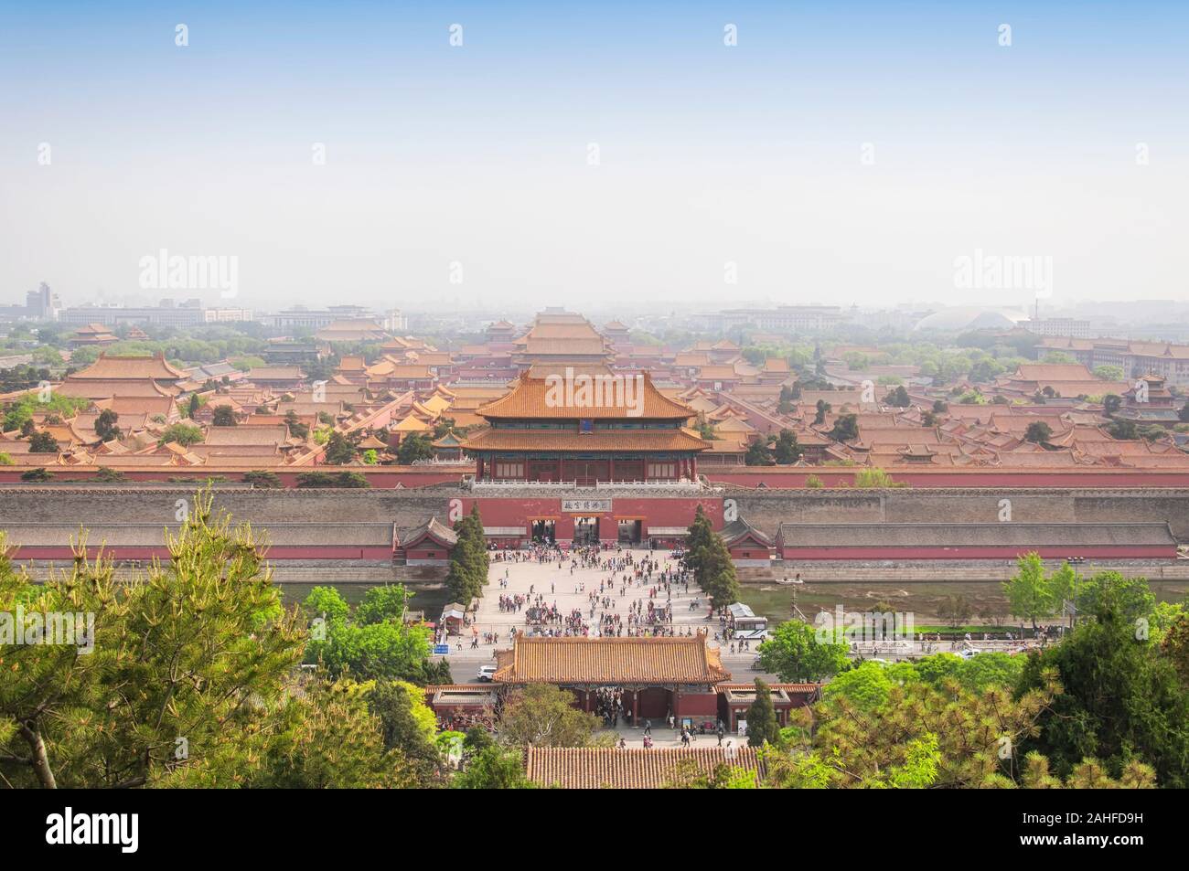 Una veduta aerea di molti edifici entro la Città Proibita di Pechino Cina come visto dal Parco Jingshan. Traduzione Cinese: il valor spirituale gat Foto Stock
