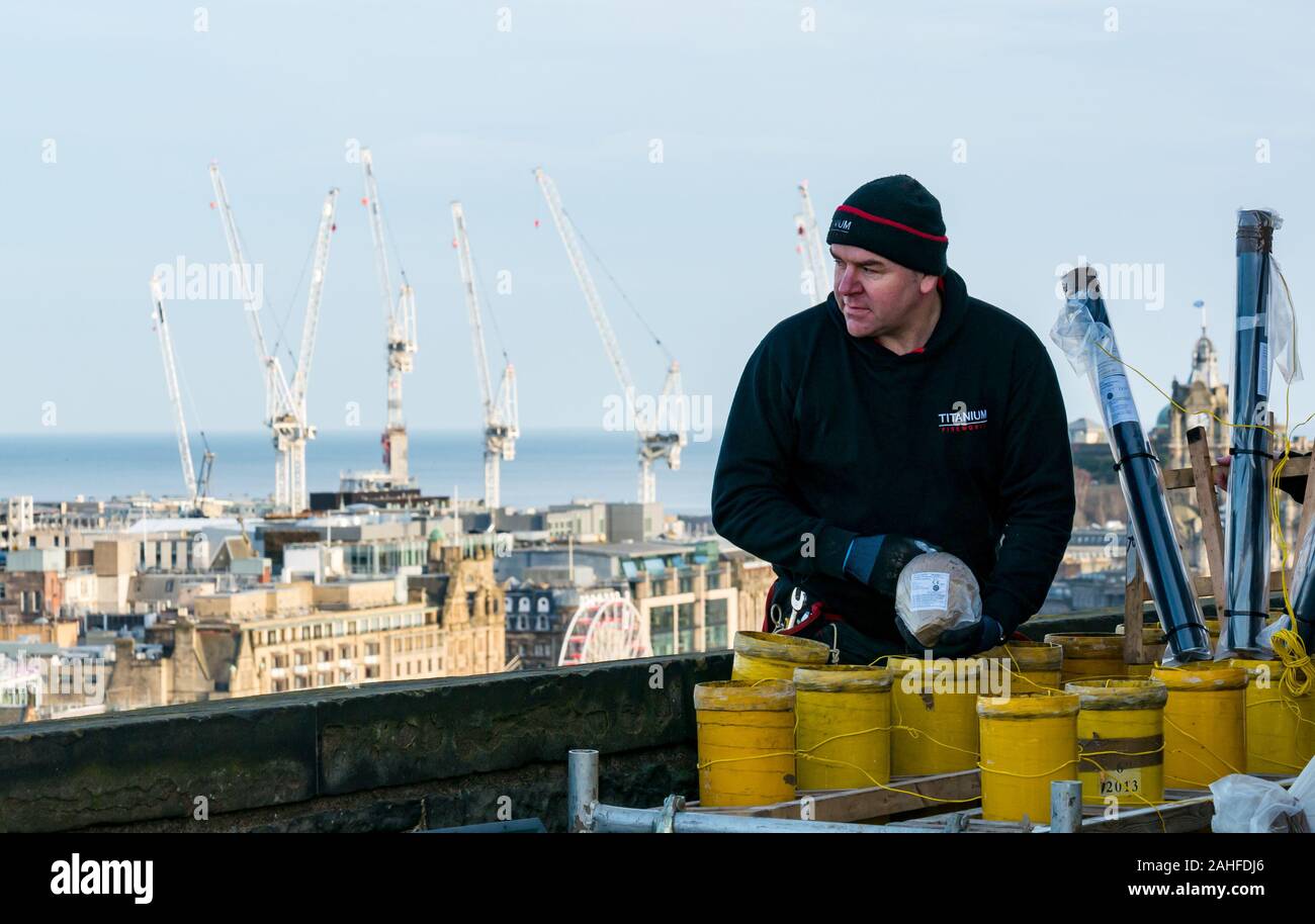 Il Castello di Edimburgo, Edimburgo, Scozia, Regno Unito. Il 29 dicembre 2019. Nuovo anno fuochi d'artificio preparati: Fuochi d'artificio di titanio, una delle più grandi aziende di fuochi d'artificio nel Regno Unito preparare circa 4.200 fuochi d'artificio sui bastioni del Castello di Edimburgo per questo anno di Hogmanay celebrazioni. Nella foto: Shaun Gibson, pirotecnico Foto Stock