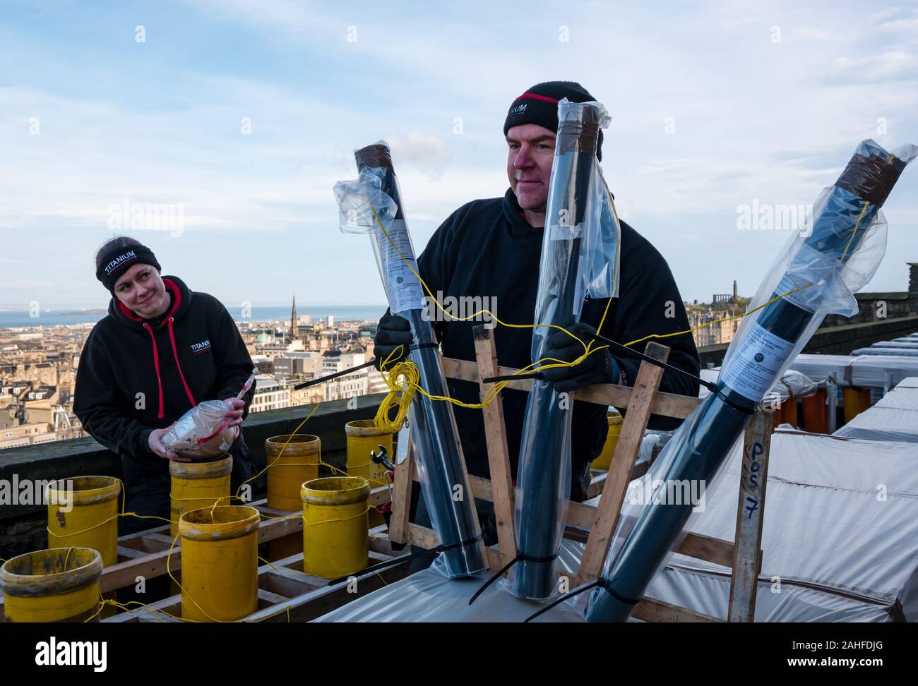 Il Castello di Edimburgo, Edimburgo, Scozia, Regno Unito. Il 29 dicembre 2019. Nuovo anno fuochi d'artificio preparati: Fuochi d'artificio di titanio, una delle più grandi aziende di fuochi d'artificio nel Regno Unito preparare circa 4.200 fuochi d'artificio sui bastioni del Castello di Edimburgo per questo anno di Hogmanay celebrazioni. Nella foto: Lynn Wiseman e Shaun Gibson, pyrotechnicians Foto Stock