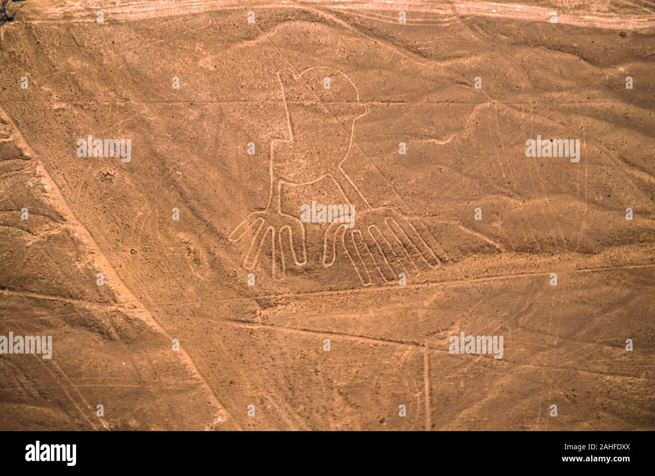 Vista aerea di mani forma. Le linee di Nazca sono un gruppo molto grandi geoglifi formata da avvallamenti o poco profonde incisioni praticate nel terreno del Naz Foto Stock