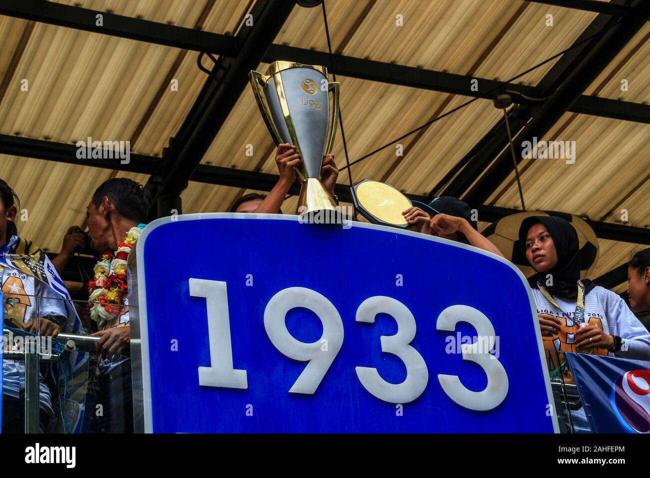 Bandung, West Java, Indonesia. 29 Dic, 2019. I funzionari e i giocatori celebrare la loro vittoria.accogliendo i convogli sono stati tenuti per la Persib donne della squadra di calcio in seguito alla loro vittoria nel 2019 della Lega delle Donne 1 campionato contro PS Tira Persikabo con un 6-1 aggregato. Credito: Algi Febri Sugita SOPA/images/ZUMA filo/Alamy Live News Foto Stock