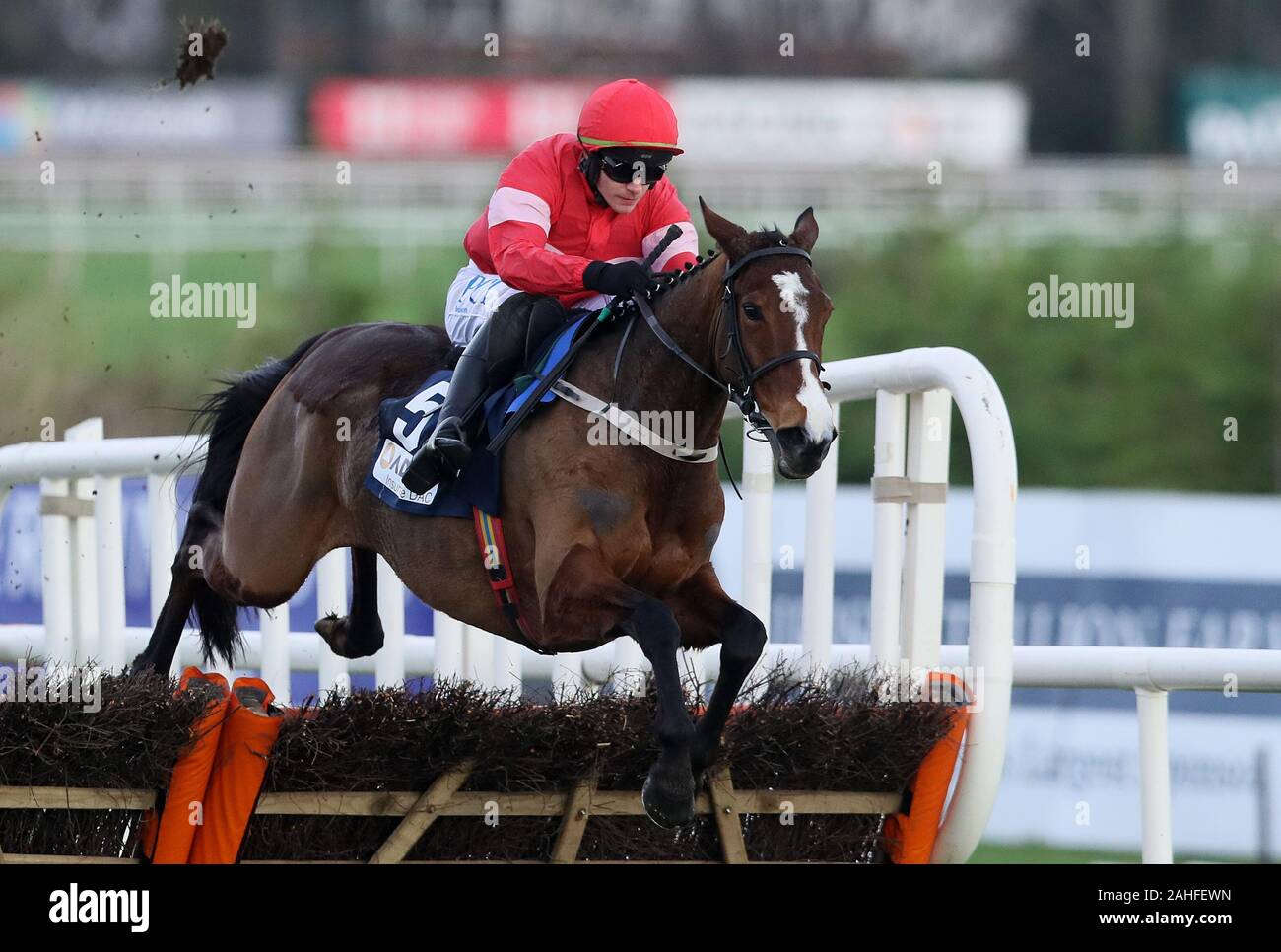 Stormy Irlanda cavalcato da Paolo Townend gare chiaro dell'ultimo sul modo di vincere l'avvento di assicurazione EBF irlandese Mares Hurdle durante 4 giorni del festival di Natale a Leopardstown Racecourse. Foto Stock