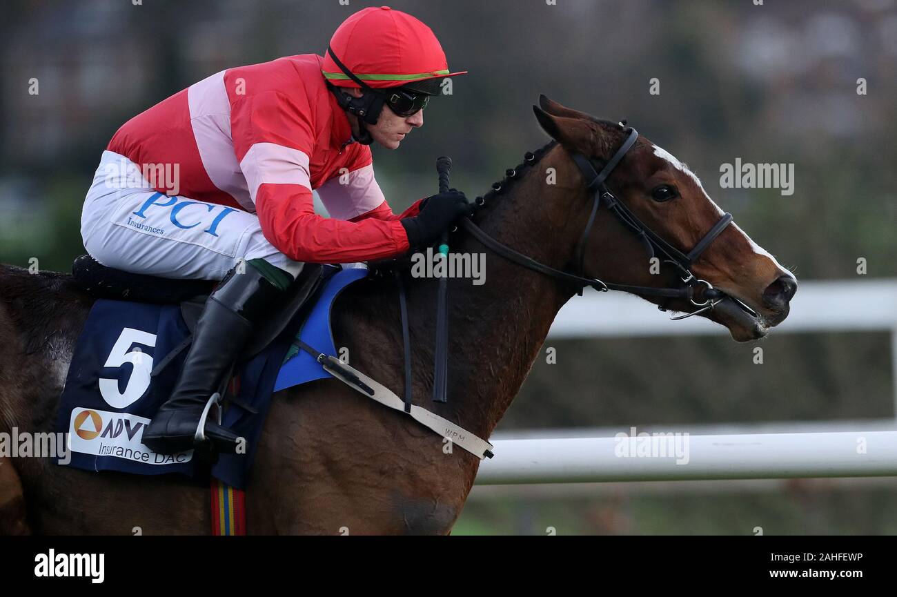 Stormy Irlanda cavalcato da Paolo Townend gare chiaro dell'ultimo sul modo di vincere l'avvento di assicurazione EBF irlandese Mares Hurdle durante 4 giorni del festival di Natale a Leopardstown Racecourse. Foto Stock