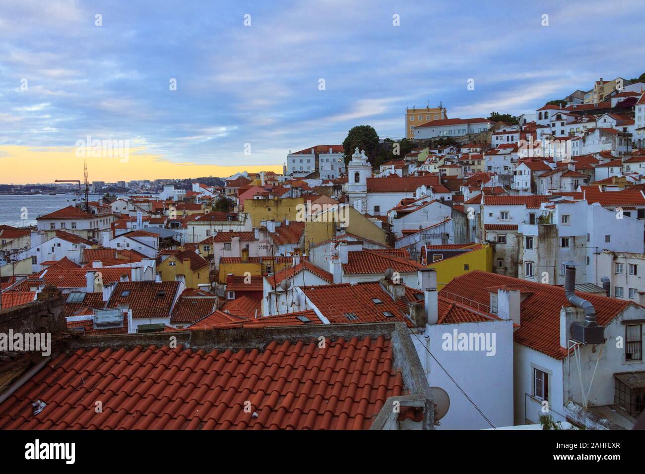 Lisbona, Portogallo : Alfama panoramica come visto al tramonto dal Miradouro de Santo Estevao viewpoint. Foto Stock