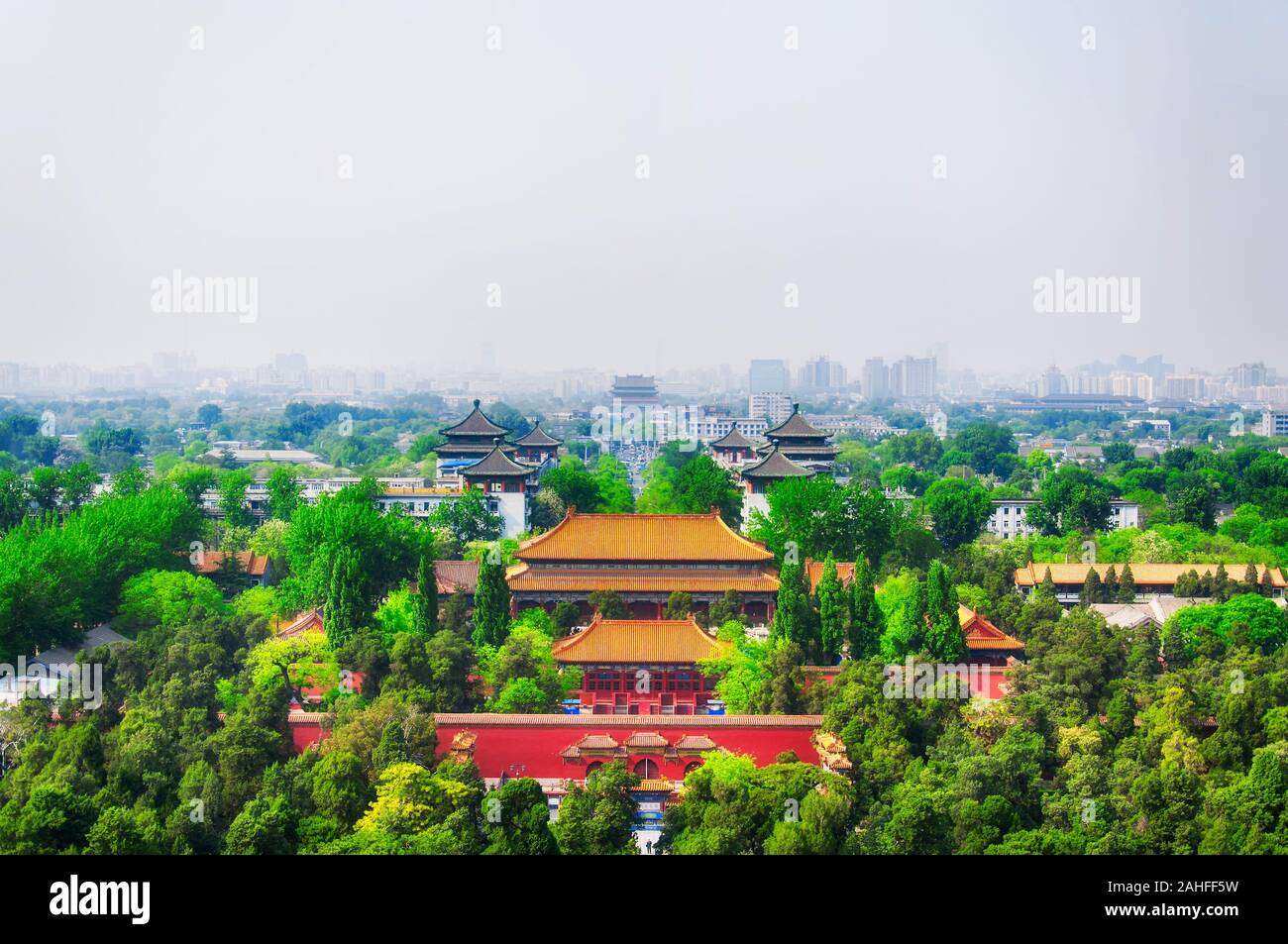 Edifici cinesi nel Parco Jingshan situato entro la città di Pechino Cina su un vago giorno. Foto Stock