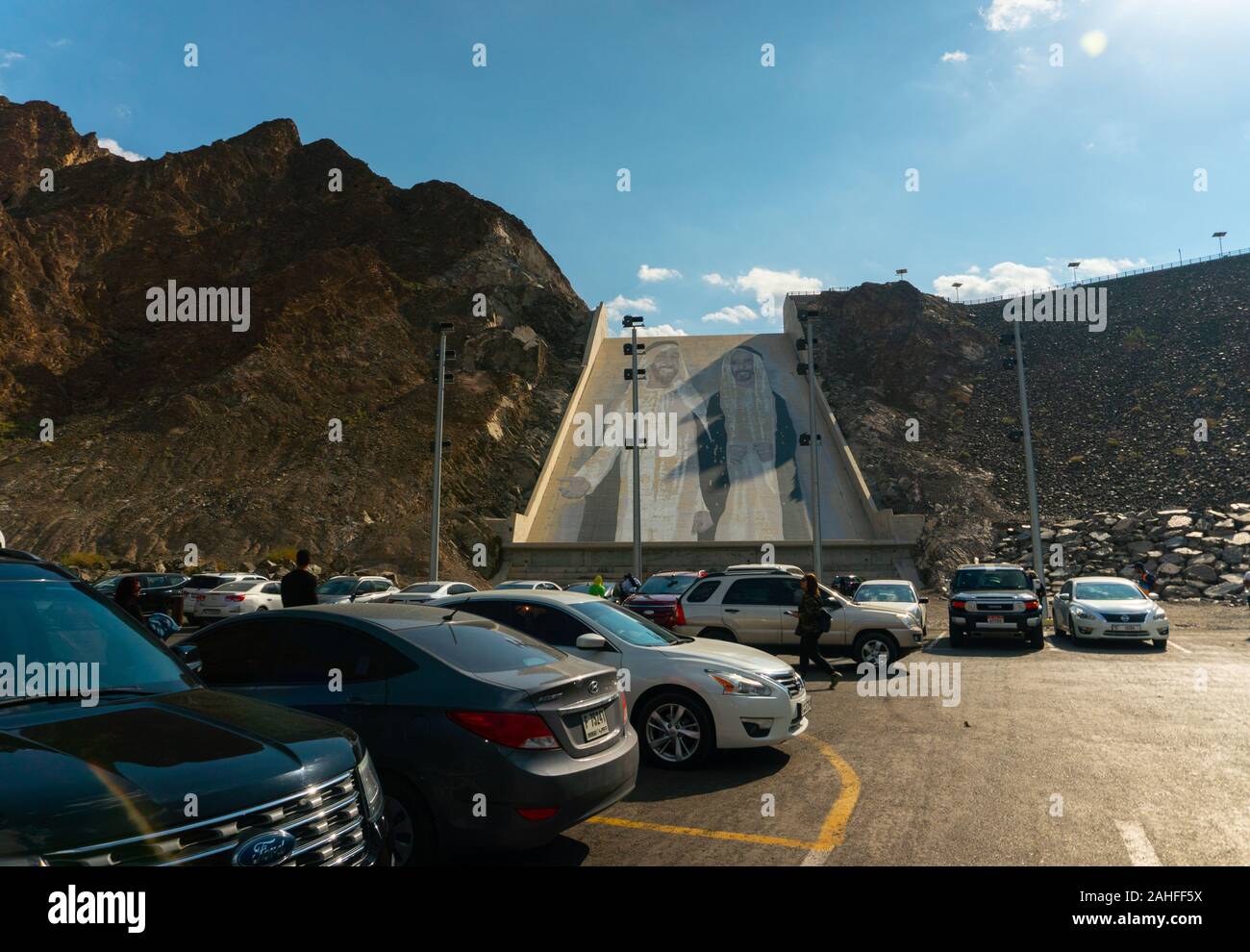 Dubai hatta Dam, emirati Arabi Uniti - Dicembre 20th 2019:un posto auto a Hatta Dam. Immagini dei leader degli Emirati Arabi Uniti sullo sfondo. Foto Stock