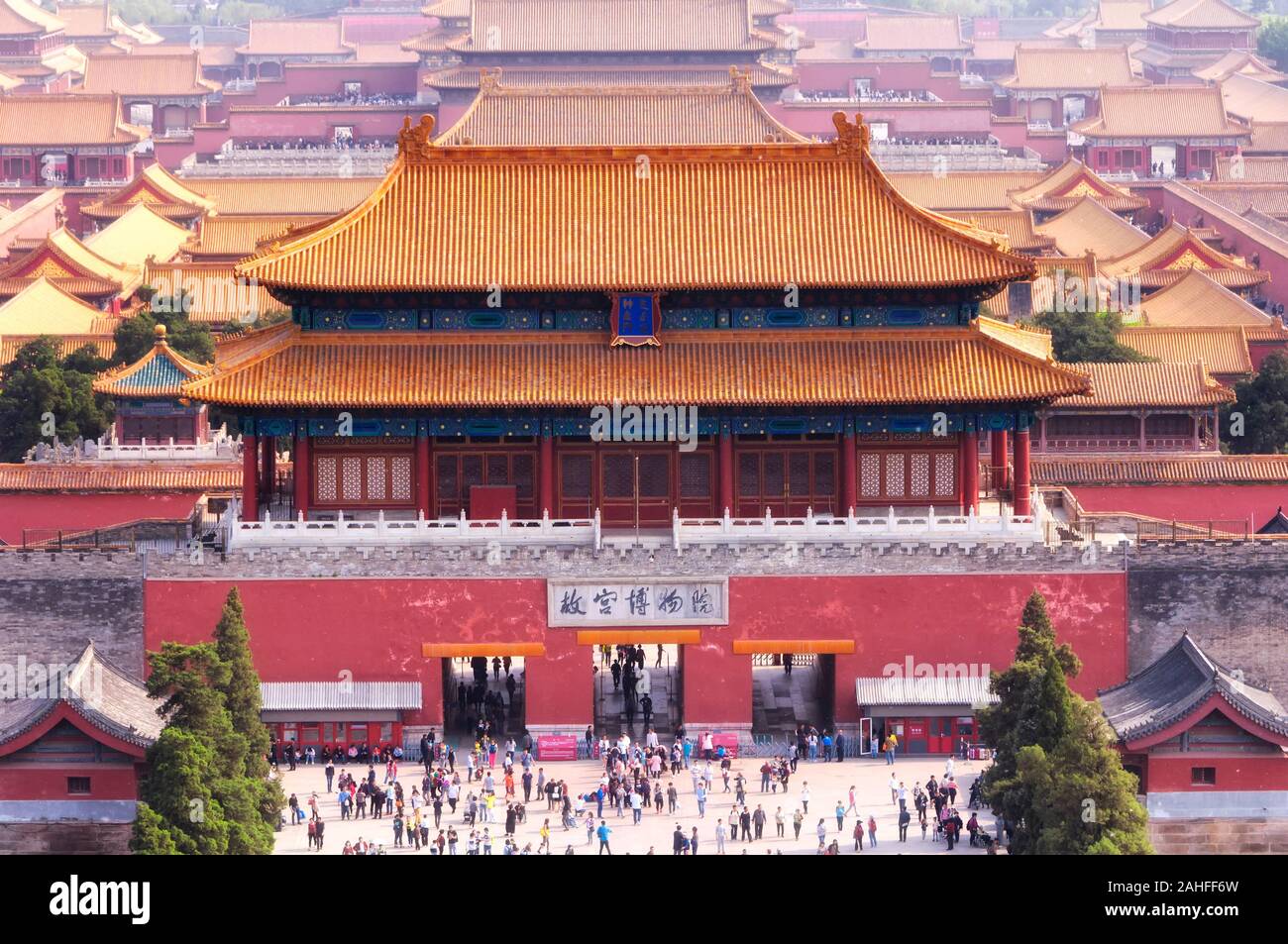 Pechino, Cina. Aprile 26, 2016. Una veduta aerea di molti edifici entro la Città Proibita di Pechino Cina come visto dal Parco Jingshan. Foto Stock Pechino, Cina. Aprile 26, 2016. Una veduta aerea di molti edifici entro la Città Proibita di Pechino Cina come visto dal Parco Jingshan. Foto Stock