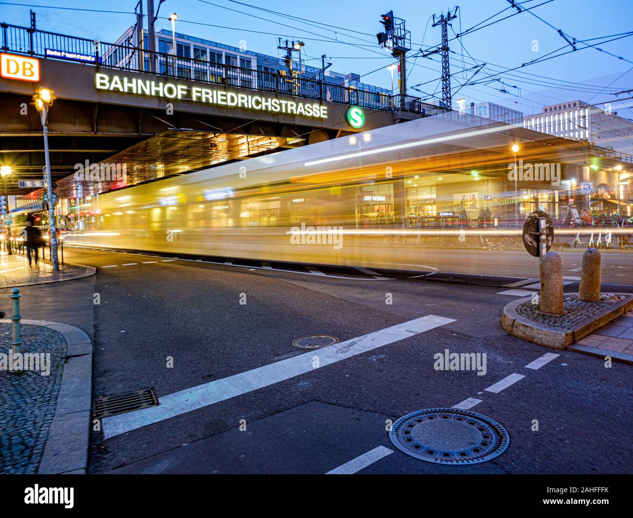 Movimento del tram - Berlino 2019 Foto Stock