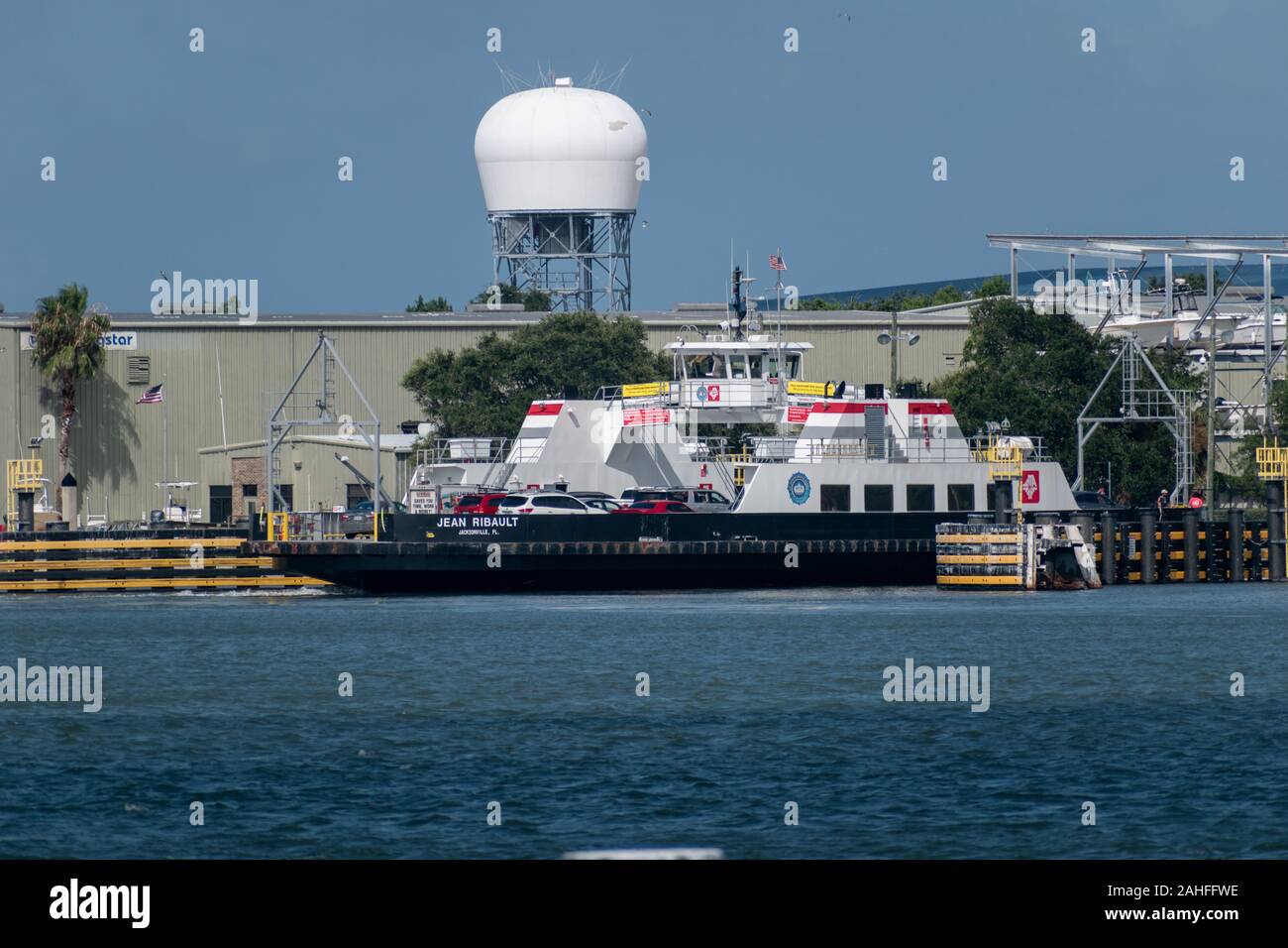 Il traghetto di Jacksonville arriva sul lato sud del fiume a Mayport. Foto Stock