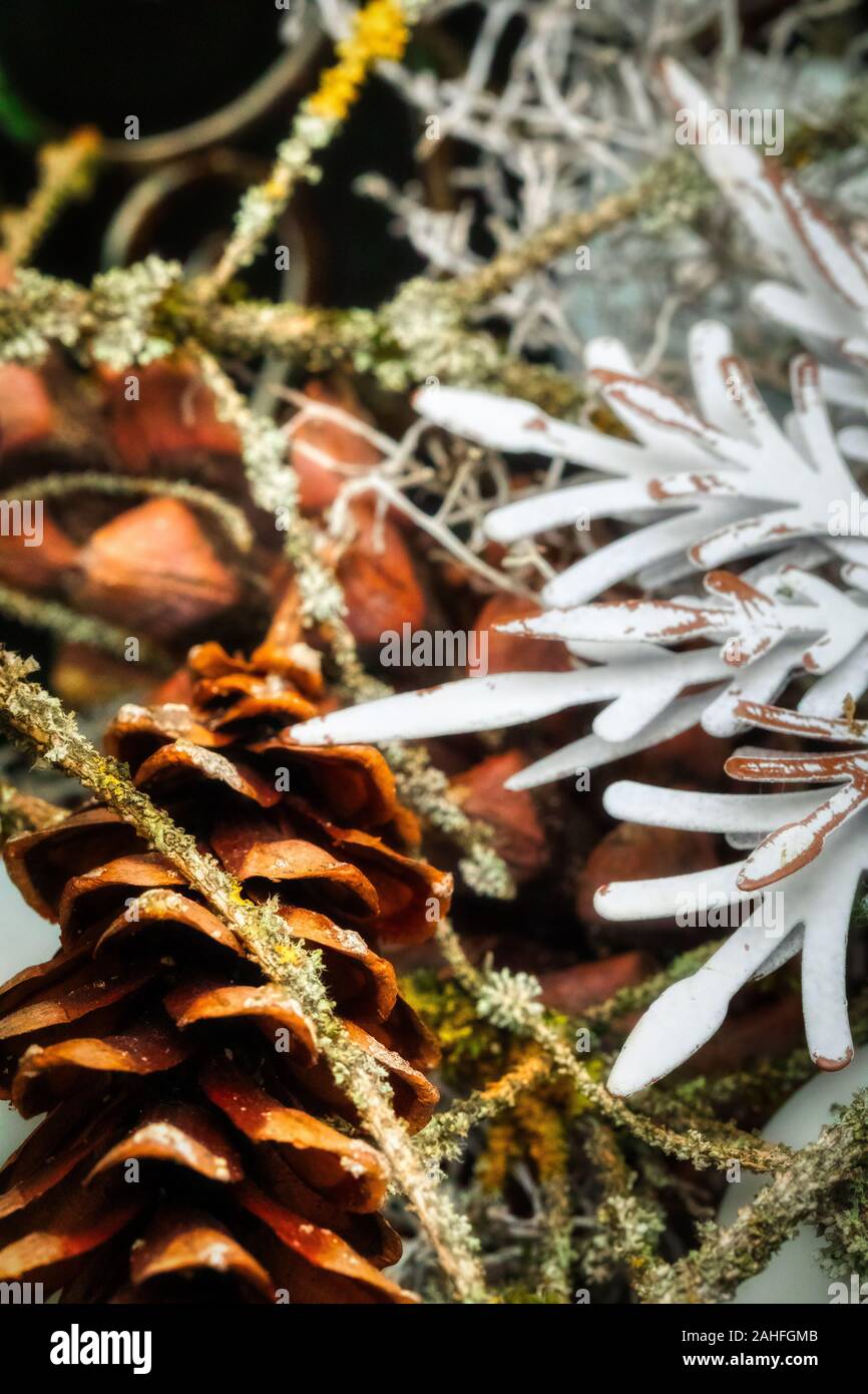 Bella decorazione di Natale realizzata da pigne, xmas Foto Stock