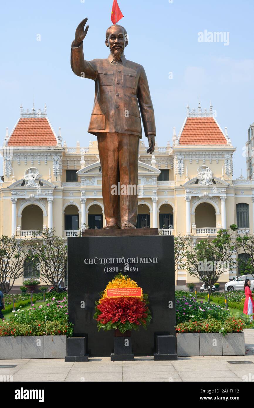 Statua di Ho Chi Minh a Saigon con una bandiera rossa che sembra essere la germogliazione dalla sua testa Foto Stock