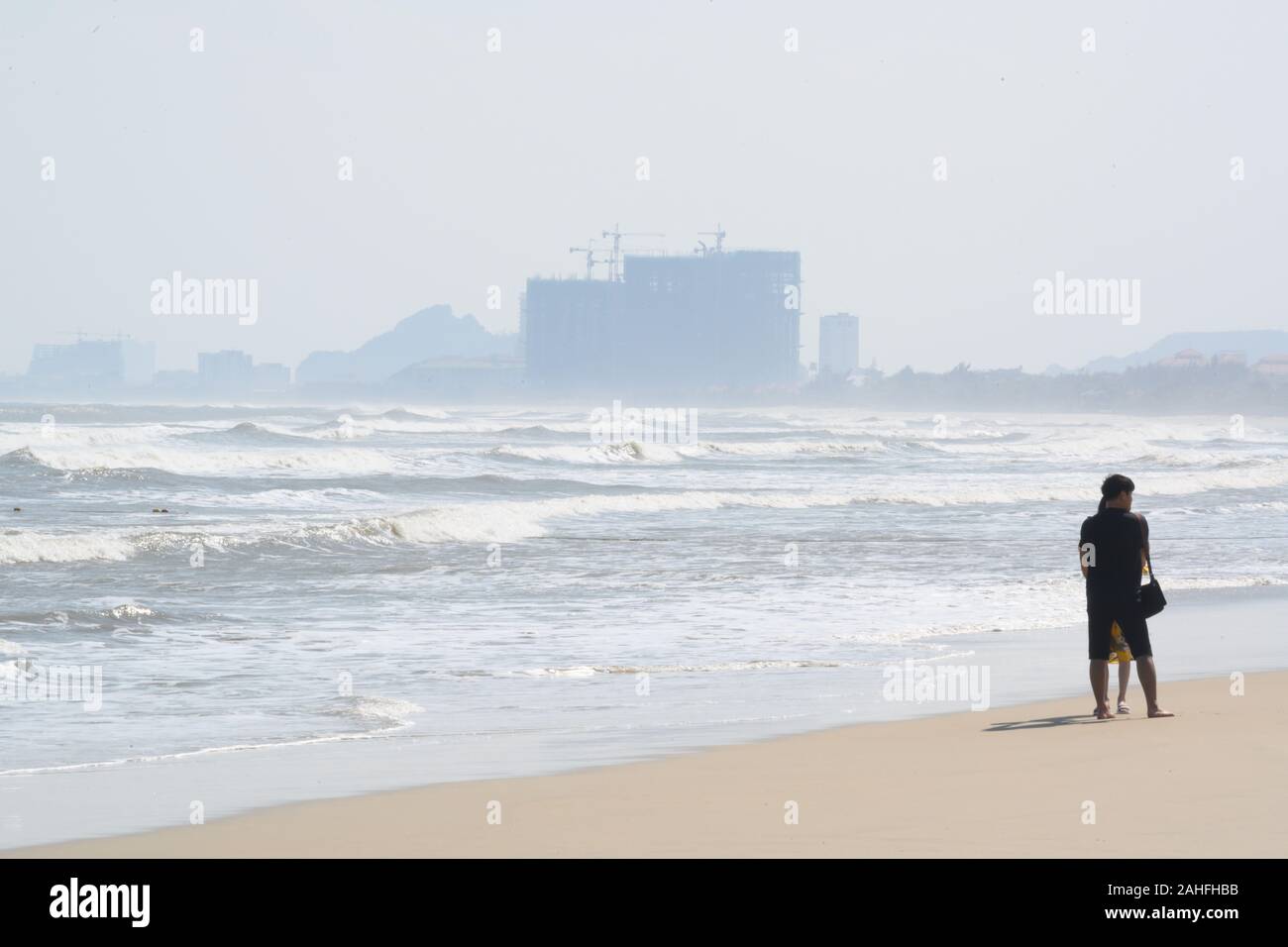 Scena di spiaggia Da Nang con lavori di costruzione all'orizzonte Foto Stock