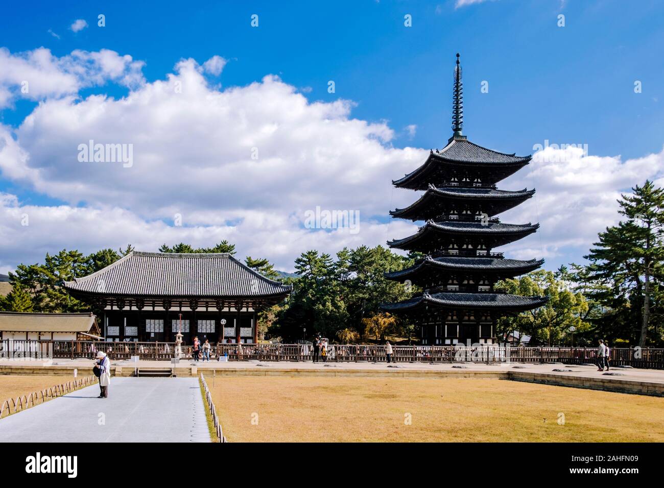 Tempio di Kofuku-ji di Nara, Giappone, vista di cinque piani pagoda e l'Oriente Golden Hall Foto Stock