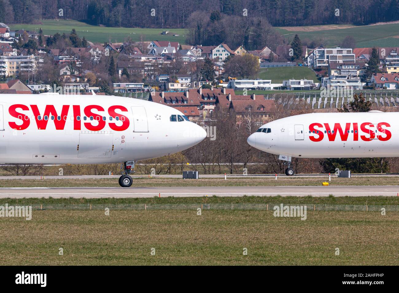 Zurich, Svizzera - 30 Marzo 2019: Swiss International Airlines Airbus A330 e Boeing 777 aereo all'aeroporto di Zurigo (ZRH) in Svizzera. Foto Stock