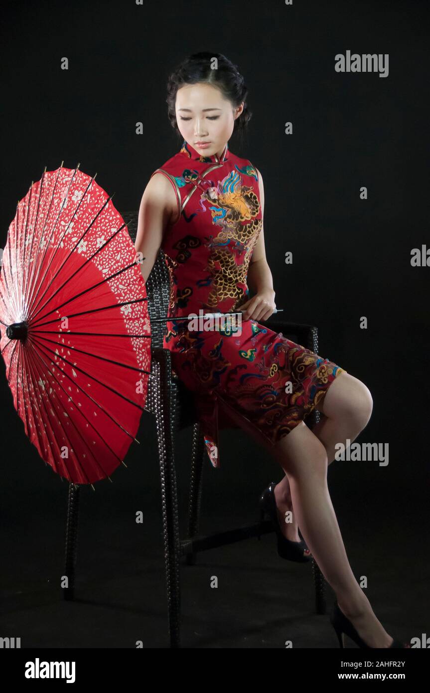 Femmina asiatica, in pose diverse indossando il tradizionale cinese o qipao cheongsam una moda tradizionale Foto Stock