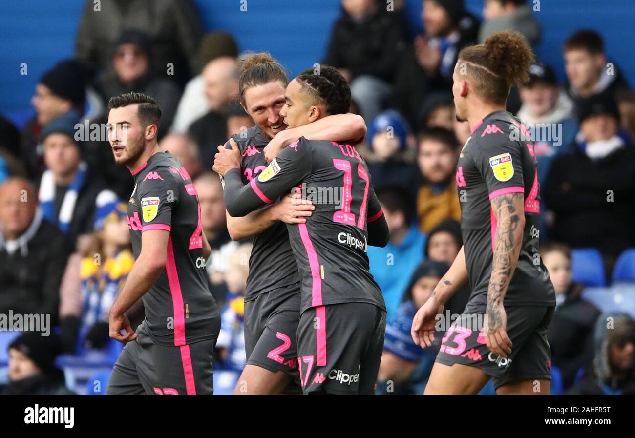 Leeds United's Helder Costa (centro) punteggio celebra il suo lato del primo obiettivo del gioco con il compagno di squadra Leeds United Ayling Luca durante il cielo di scommessa match del campionato a Sant'Andrea trilioni di Trofeo Stadium, Birmingham. Foto Stock