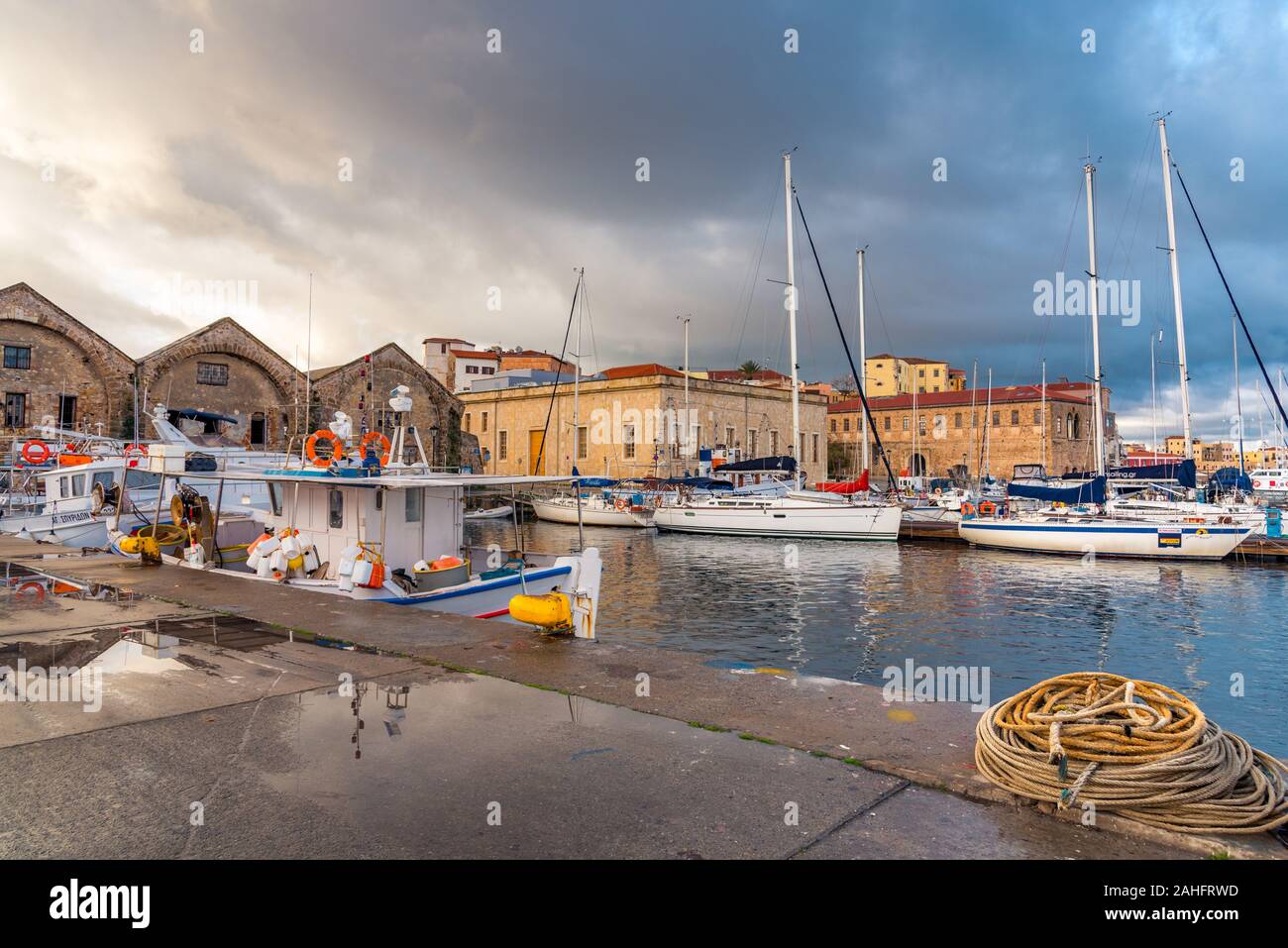 Panorama del bellissimo porto vecchio di Chania con il sorprendente lighthouse, moschea, cantieri navali veneziani, all'alba, Creta, Grecia. Foto Stock