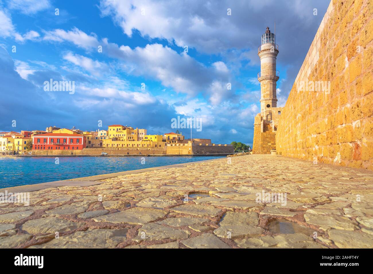Panorama del bellissimo porto vecchio di Chania con il sorprendente lighthouse, moschea, cantieri navali veneziani, all'alba, Creta, Grecia. Foto Stock