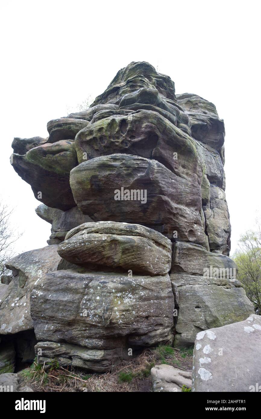 Naturali incredibili formazioni rocciose dovute agli agenti atmosferici, Ghiaccio e vento a Brimham Rocks, North Yorkshire, Inghilterra. U.K. Foto Stock