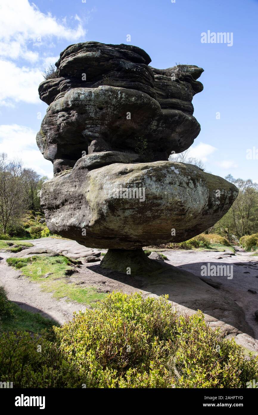 Naturali incredibili formazioni rocciose dovute agli agenti atmosferici, Ghiaccio e vento a Brimham Rocks, North Yorkshire, Inghilterra. U.K. Foto Stock