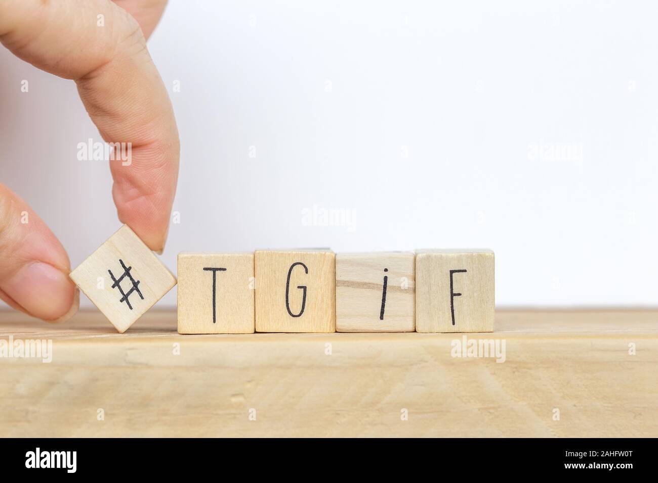 Cubi di legno con Hashtag e la parola tgif, sensi grazie a Dio la sua Venerdì, social media sfondo concept Foto Stock