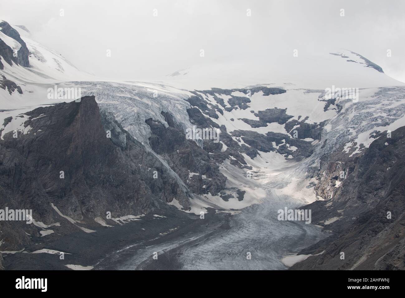 Il ghiacciaio Pasterze a Grossglockner, Austria. Il ghiacciaio è come la maggior parte degli altri ghiacciai in ritirata a causa di cambiamenti climatici. Foto Stock