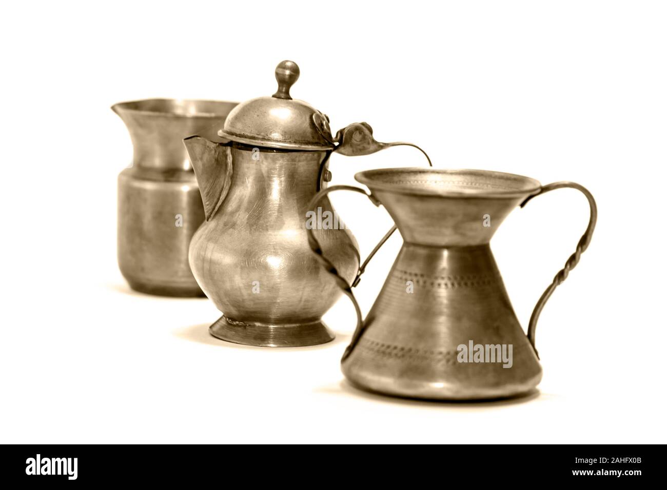 Serie di poco in rame di decorazione artigianale di oggetti isolati su sfondo bianco, in bianco e nero - fotografia Foto Stock