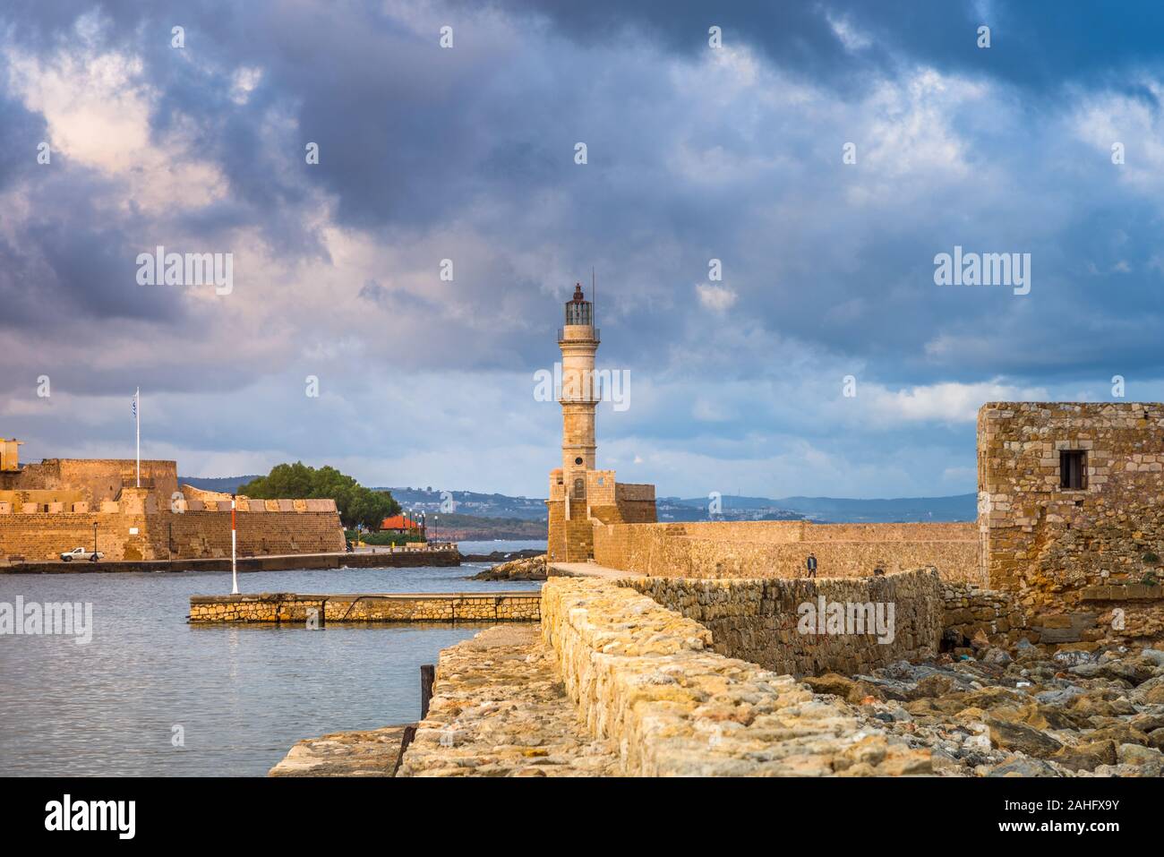 Panorama del bellissimo porto vecchio di Chania con il sorprendente lighthouse, moschea, cantieri navali veneziani, all'alba, Creta, Grecia. Foto Stock