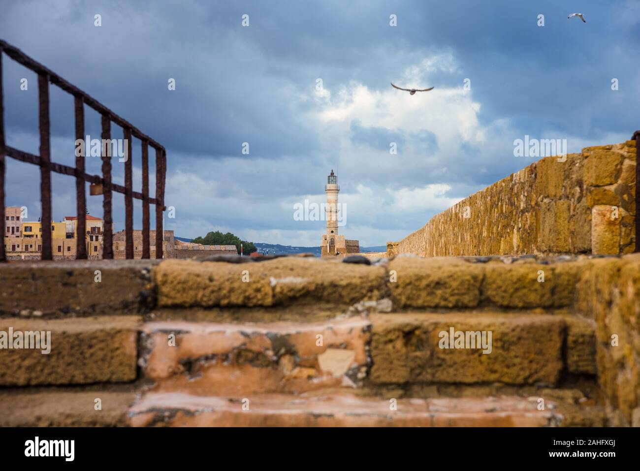 Panorama del bellissimo porto vecchio di Chania con il sorprendente lighthouse, moschea, cantieri navali veneziani, all'alba, Creta, Grecia. Foto Stock