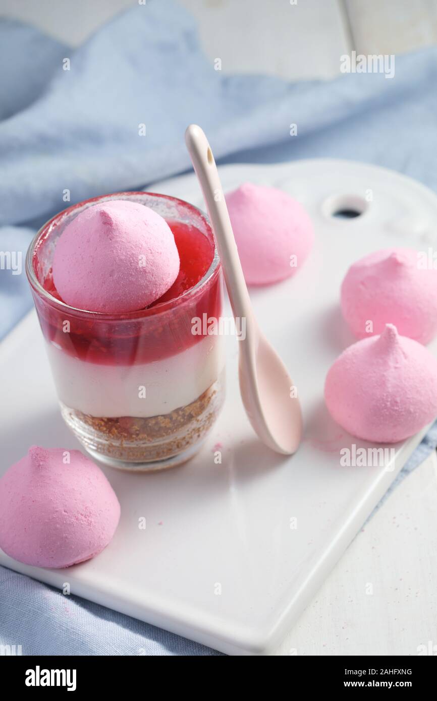 Lampone inezia dessert closeup rabboccato con meringa Foto Stock