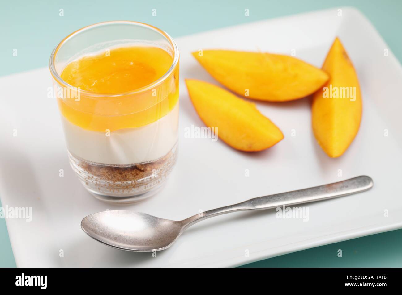 Mango e Crema dessert scherzare closeup con fette di mango fruit Foto Stock