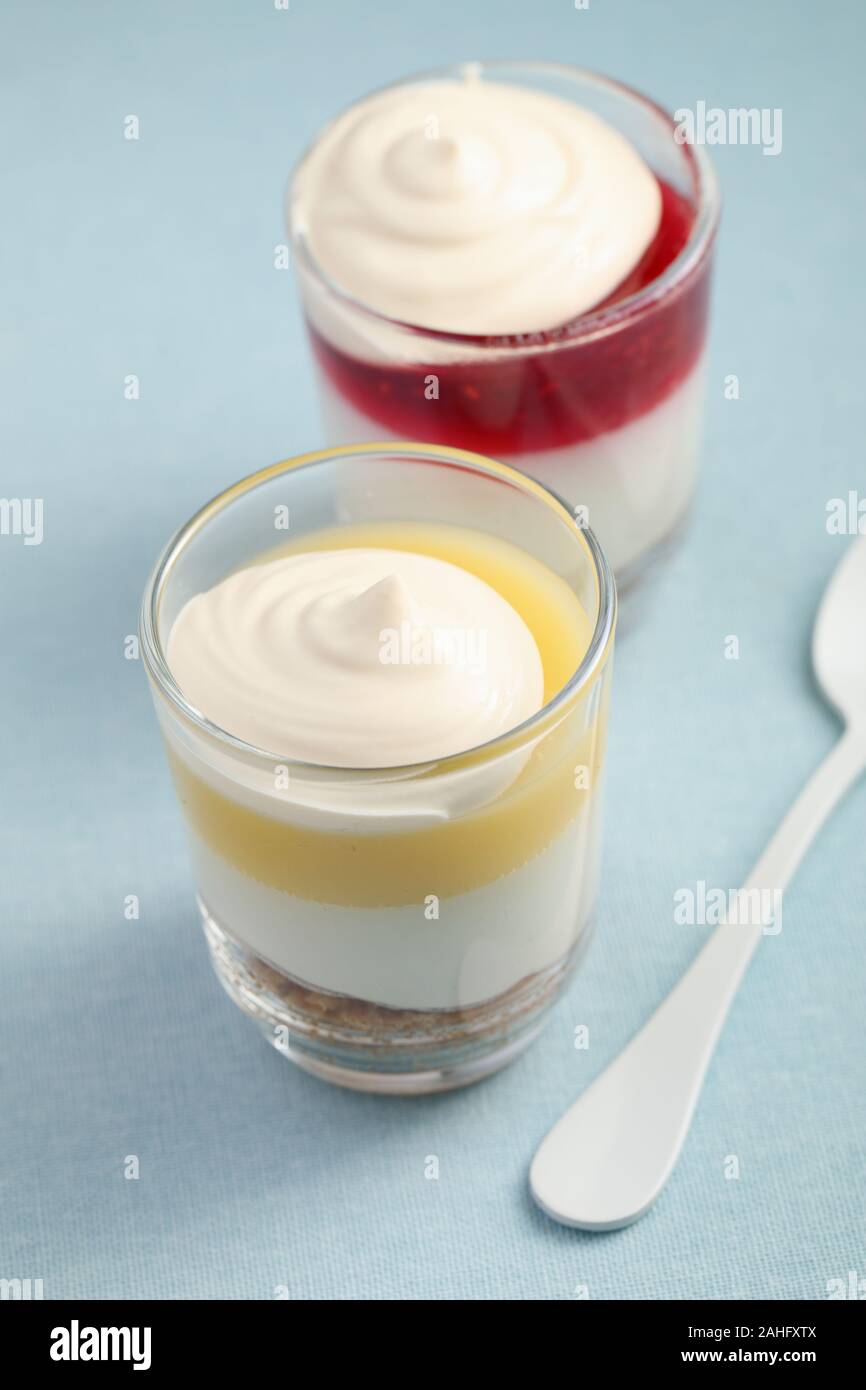 Lampone e limone Dessert scherzare closeup guarnita con crema pasticcera Foto Stock