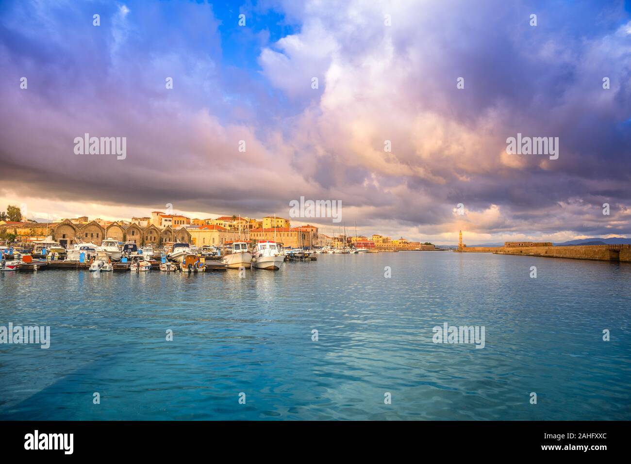 Panorama del bellissimo porto vecchio di Chania con il sorprendente lighthouse, moschea, cantieri navali veneziani, all'alba, Creta, Grecia. Foto Stock