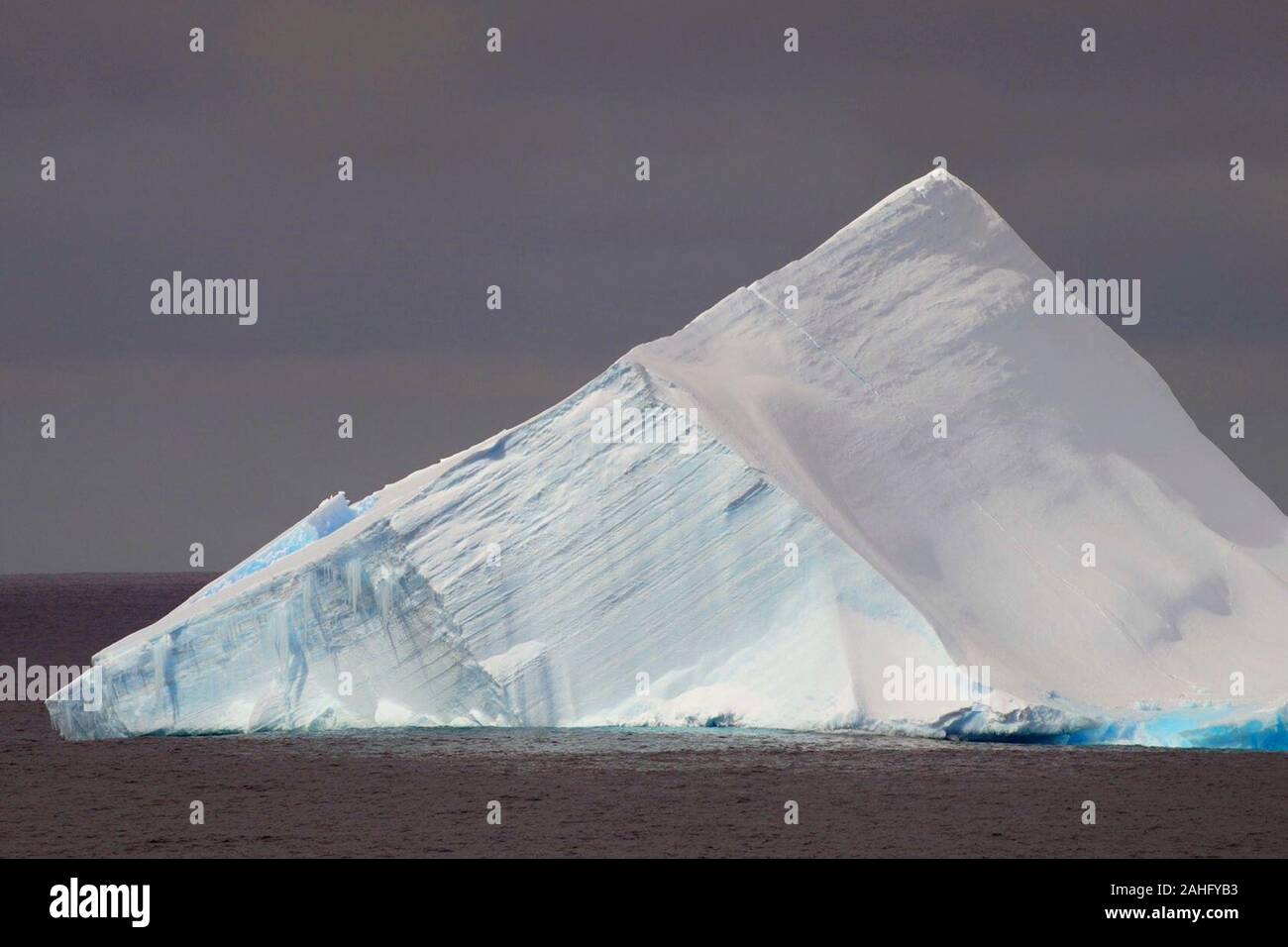 A bordo Xuelong 2. 29 Dic, 2019. Foto scattata a Dic. 27, 2019 mostra un iceberg nel mare cosmonauta. Durante la Cina del 36th spedizione in Antartide, Cina il primo sul mercato interno effettuate rompighiaccio polare Xuelong 2 ha per superare varie difficoltà tra cui scontrarsi con gli iceberg. Credito: Liu di spedizione/Xinhua/Alamy Live News Foto Stock