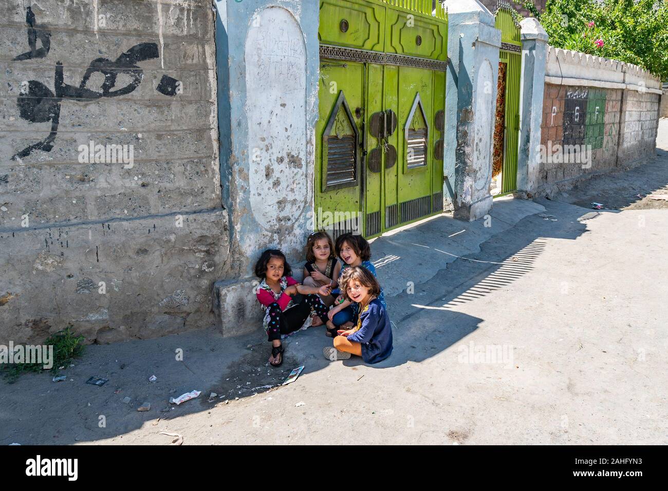 Gilgit Gruppo di bambine è giocare in zona residenziale strada su una soleggiata cielo blu giorno Foto Stock