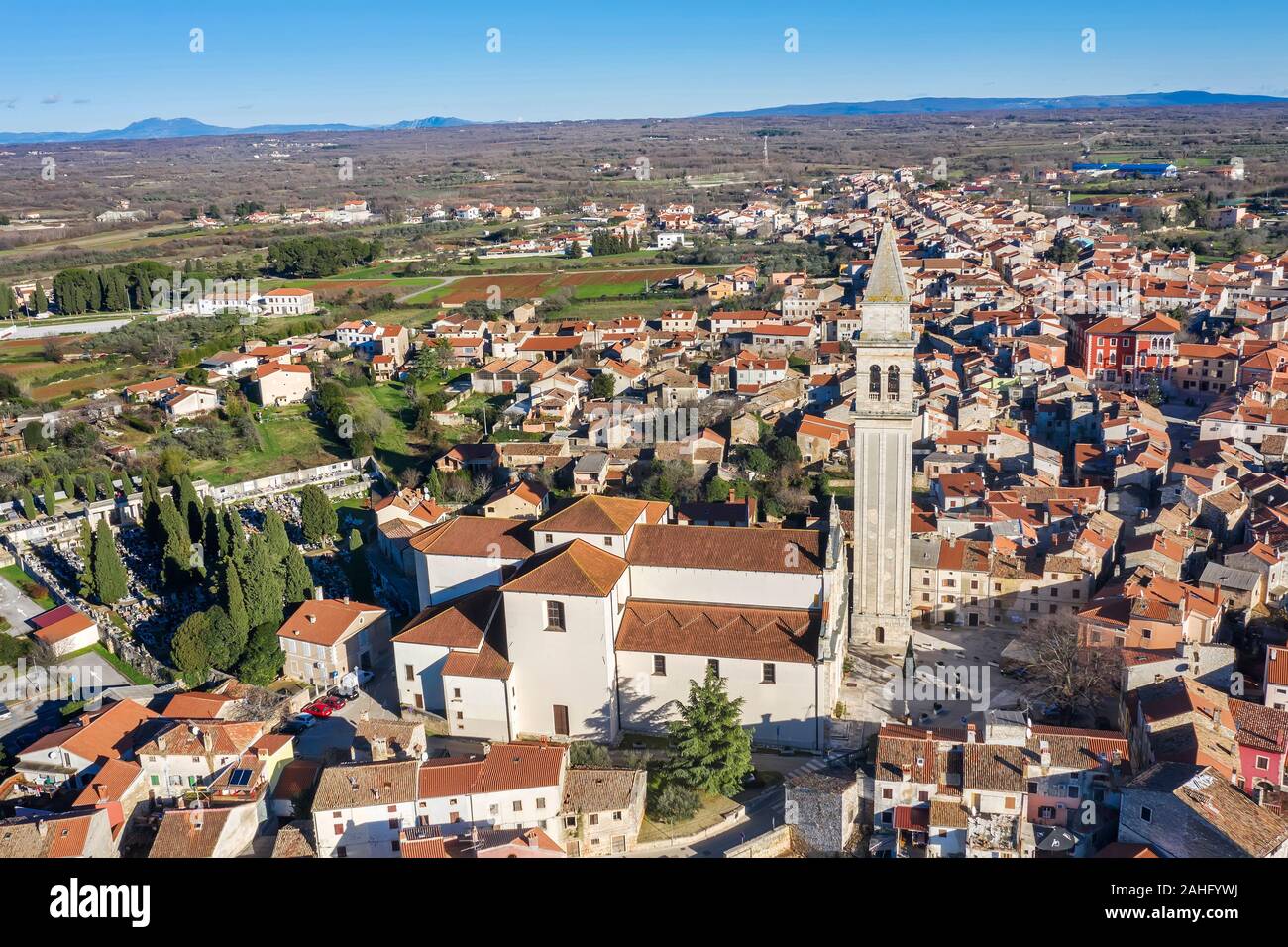 Una veduta aerea di Dignano, la chiesa parrocchiale di San Biagio con la torre più alta (62 m) in Istria, Croazia Foto Stock