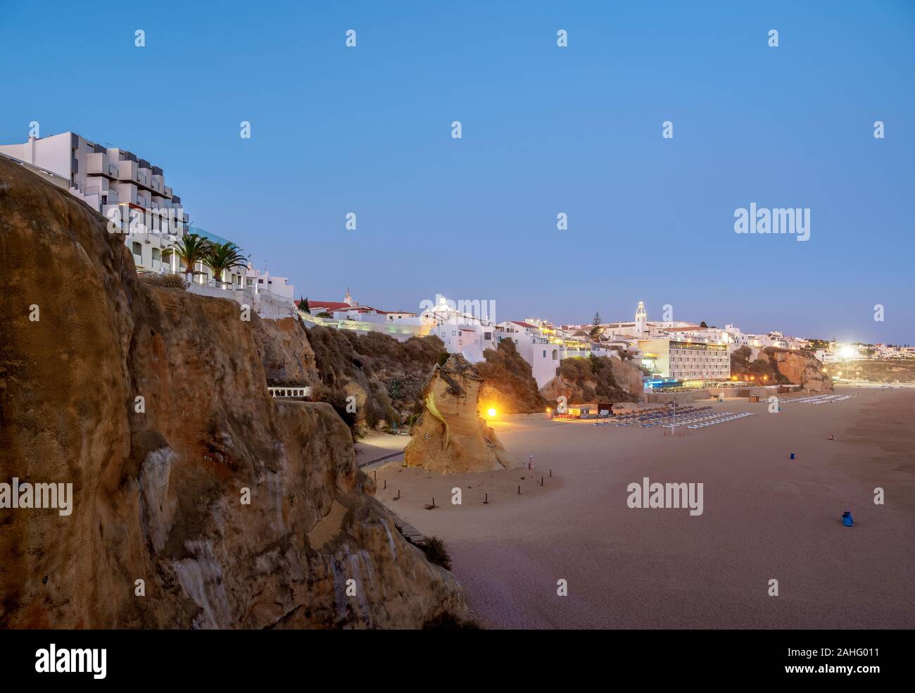 Paneco spiaggia al tramonto, vista in elevazione, Albufeira Algarve Foto Stock