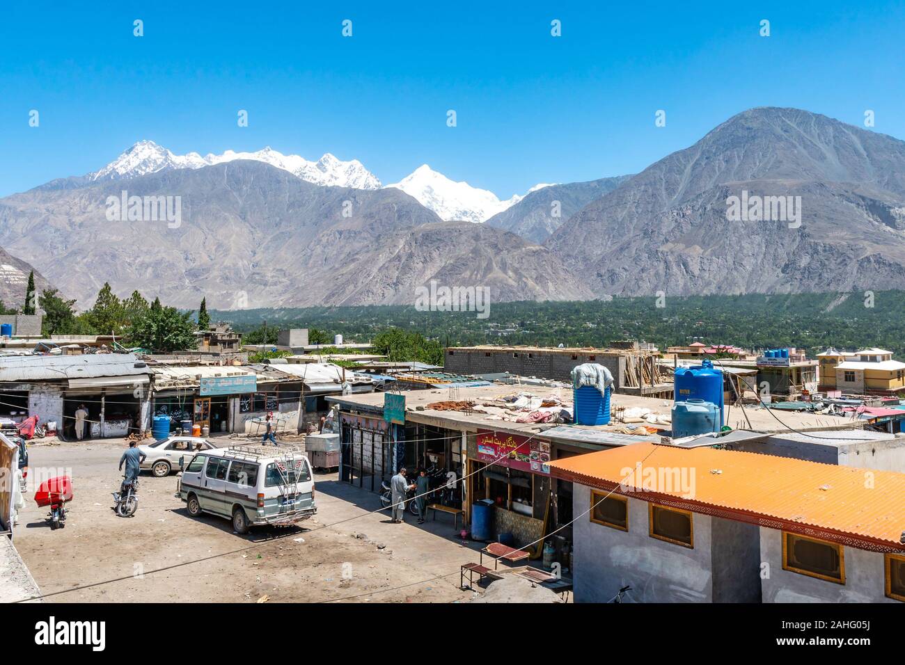 Gilgit a lunga distanza Intercity Bus Terminal con minibus in attesa di passeggeri su una soleggiata cielo blu giorno Foto Stock