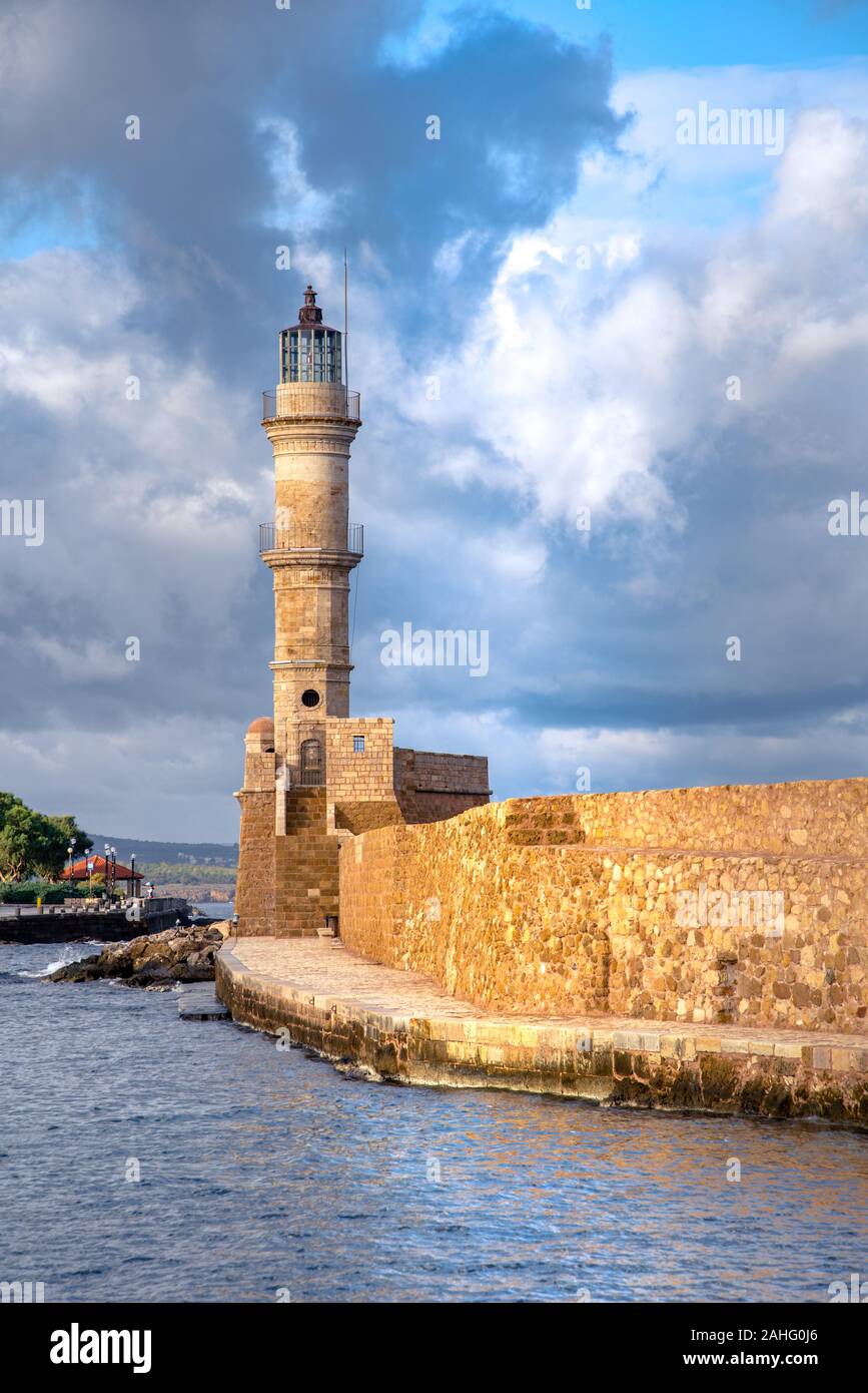 Panorama del bellissimo porto vecchio di Chania con il sorprendente lighthouse, moschea, cantieri navali veneziani, all'alba, Creta, Grecia. Foto Stock