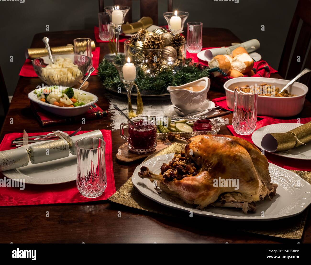 In prossimità di una cena di Natale la tabella completa con la Turchia e tutti i fissaggi inclusi con sugo di carne e salsa di mirtilli. Foto Stock